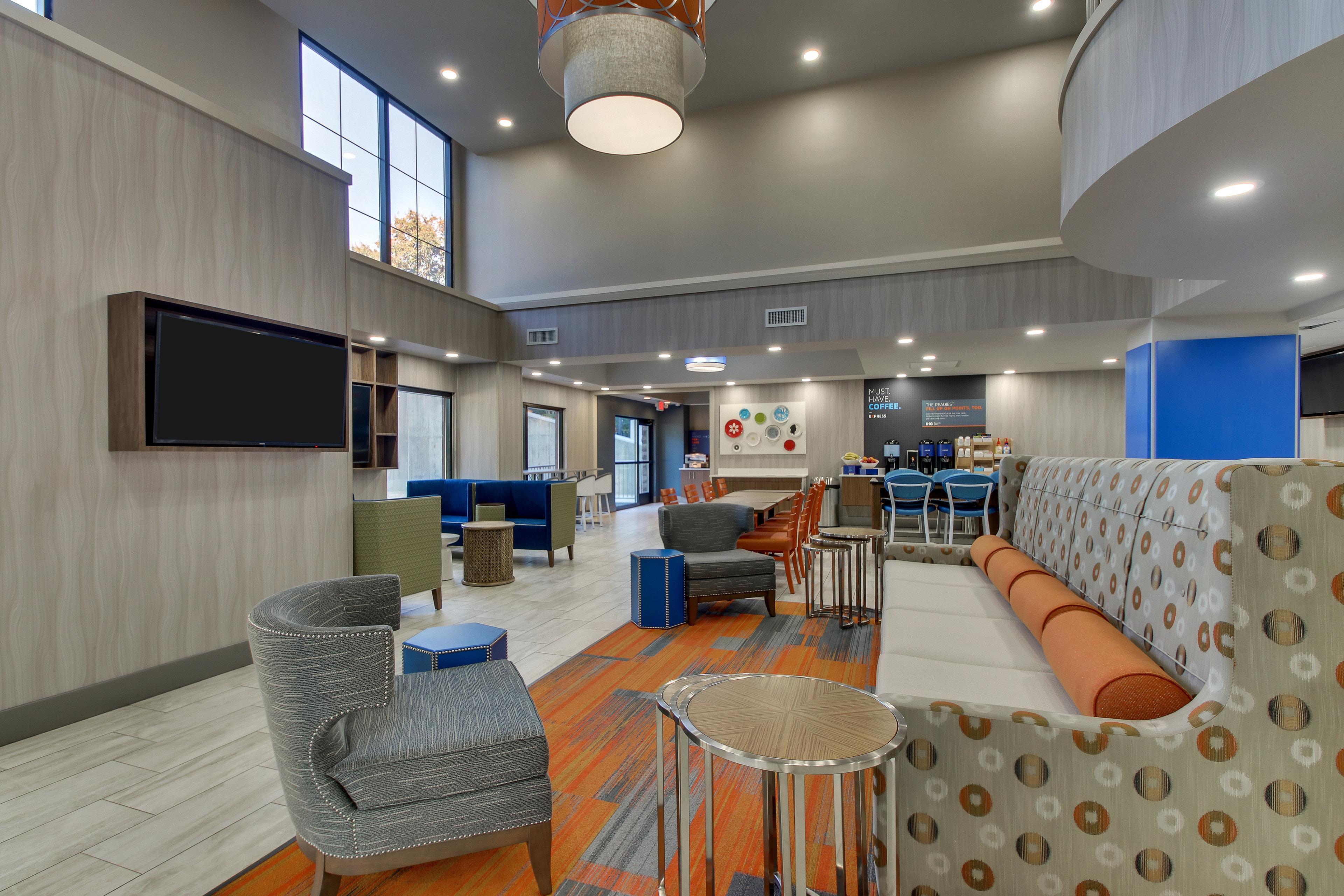 Holiday Inn Express & Suites Atlanta Perimeter Mall Hotel By Ihg Sandy Springs Exterior photo
