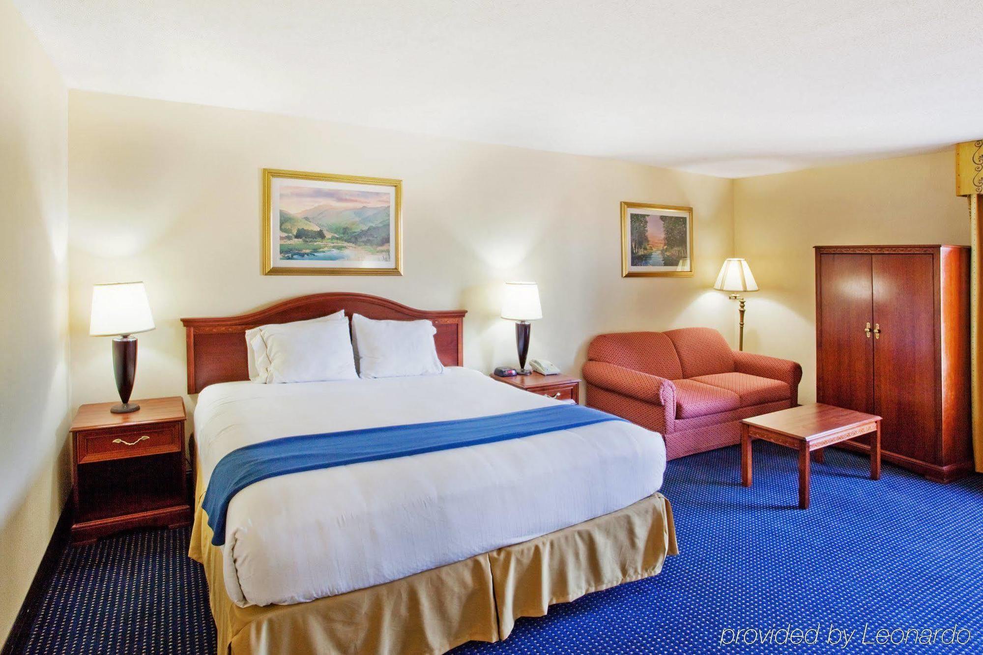 Holiday Inn Express & Suites Atlanta Perimeter Mall Hotel By Ihg Sandy Springs Room photo